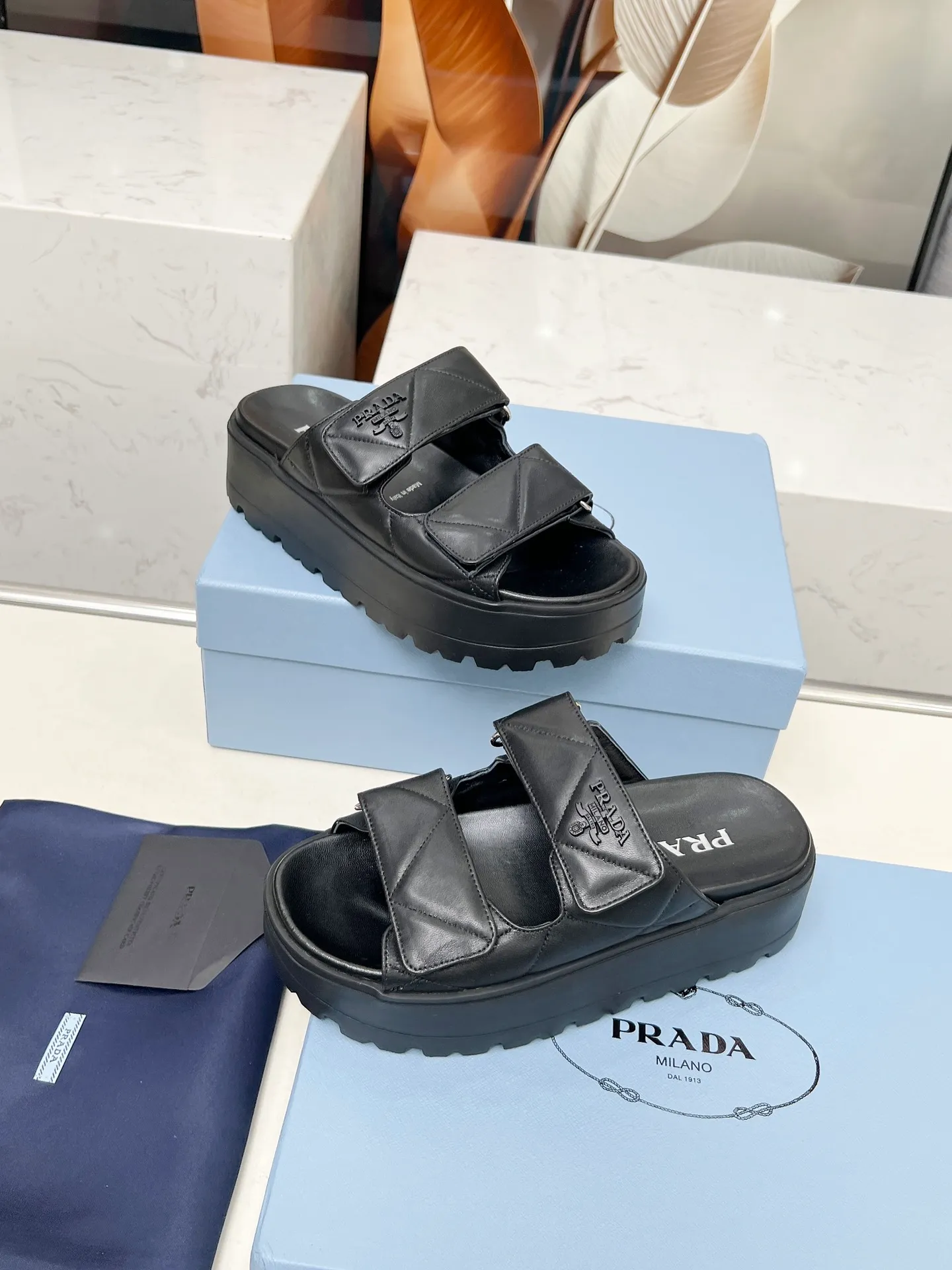 👟👟Ex-factory price 500👟👟 🌸Prada 2025 spring and summer new slippers 💫Velcro sandals The latest catwalk model, classic upgrades, comfort and fashionability coexist. Every color combination looks good, and the design matches different style needs ✅Upper: original customized cowhide ✅Inner lining: original customized sheepskin lining, cowhide feet ✅Outsole: Original molded anti-slip outsole ✅Number of codes: 35-40 (41 customized, non-refundable and non-exchangeable)